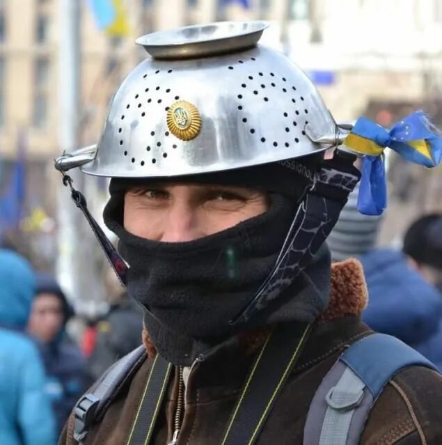 Кастрюли на голове майдан фото Tactical helmet