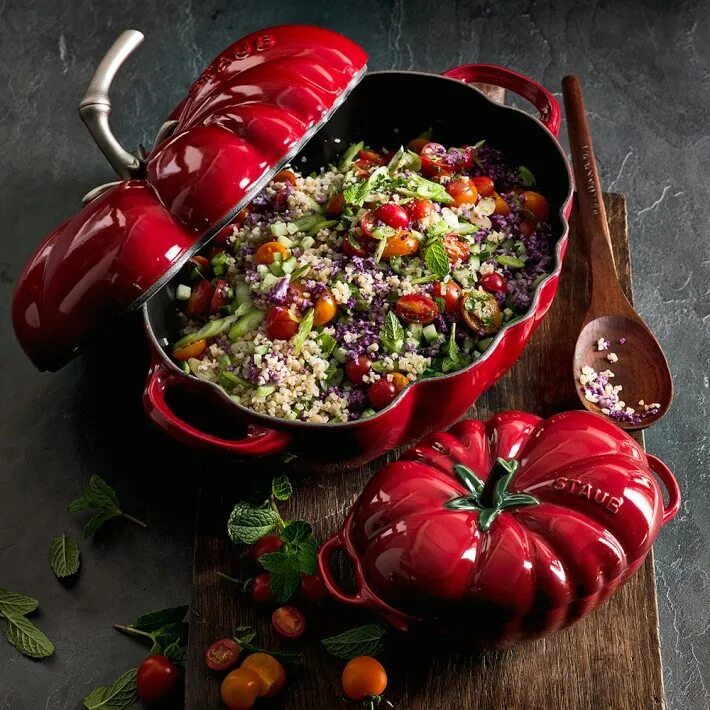 Кастрюля с едой фото Staub Cast-Iron Tomato Cocotte Williams Sonoma