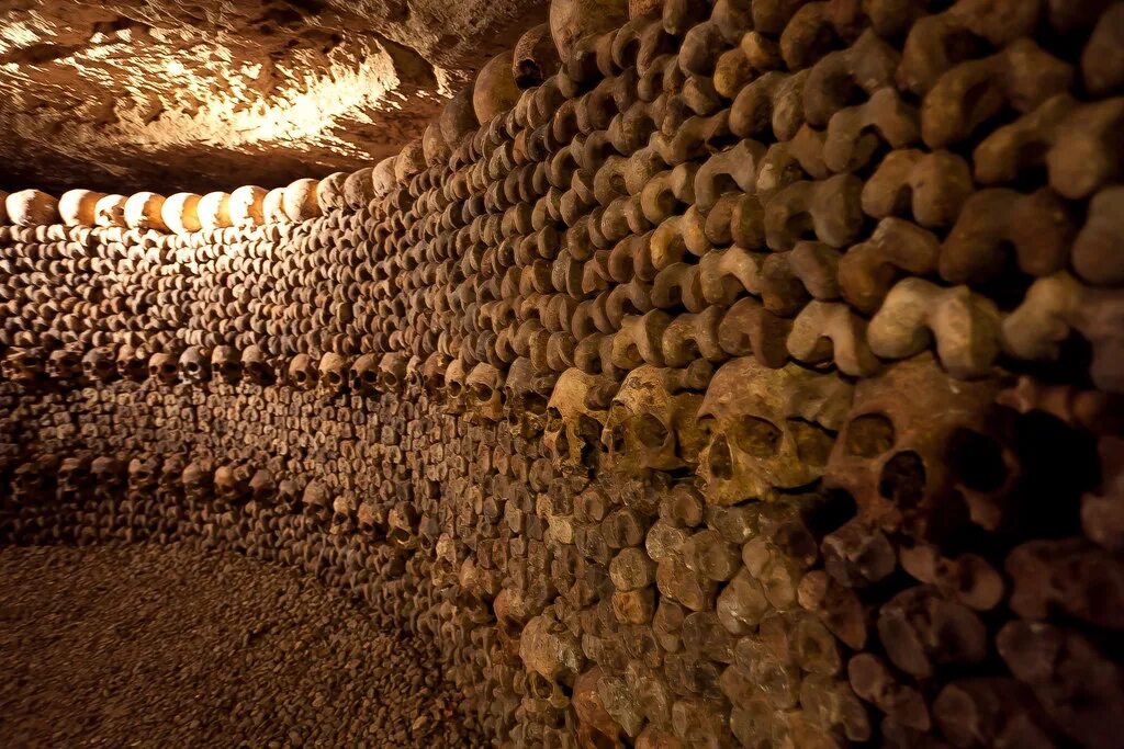 Катакомбы парижа история фото Catacombes de Paris Paris, France - The ossuary holds the . Flickr