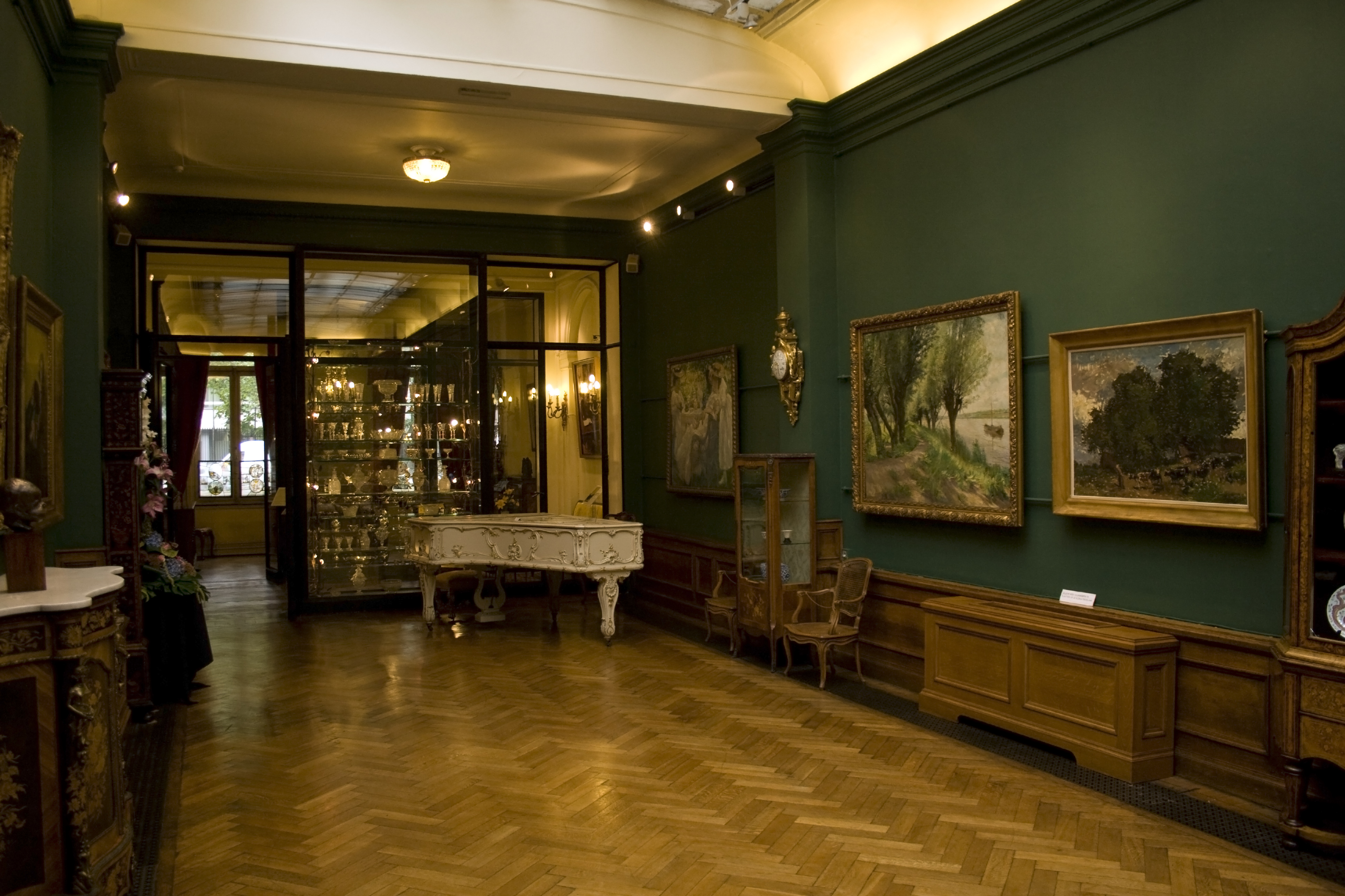 Каталог фото музеев File:First hall of the Charlier Museum, view towards the entrance.jpg - Wikimedi