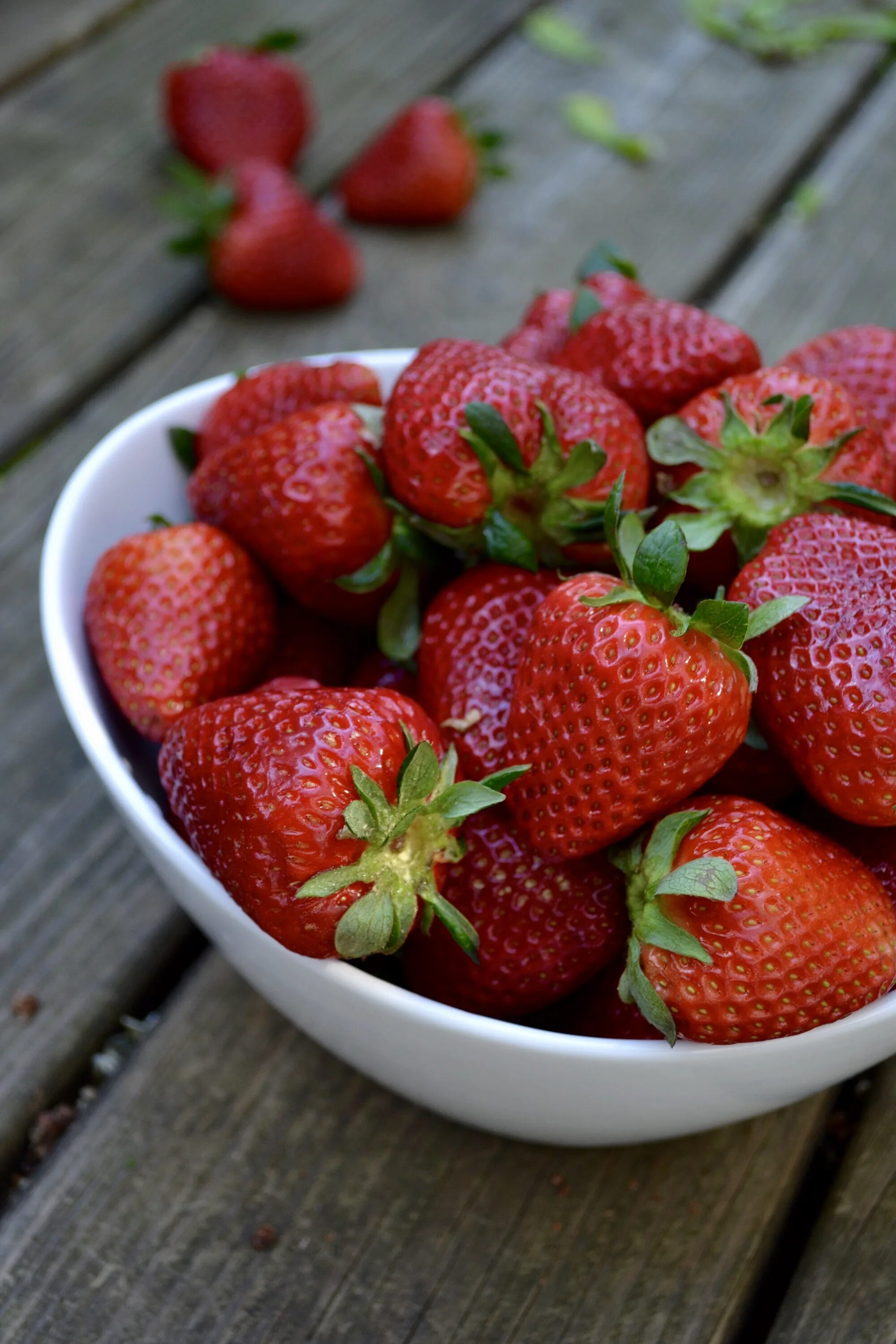 Каталог клубники фото Strawberries in white bowl on wooden table free image download