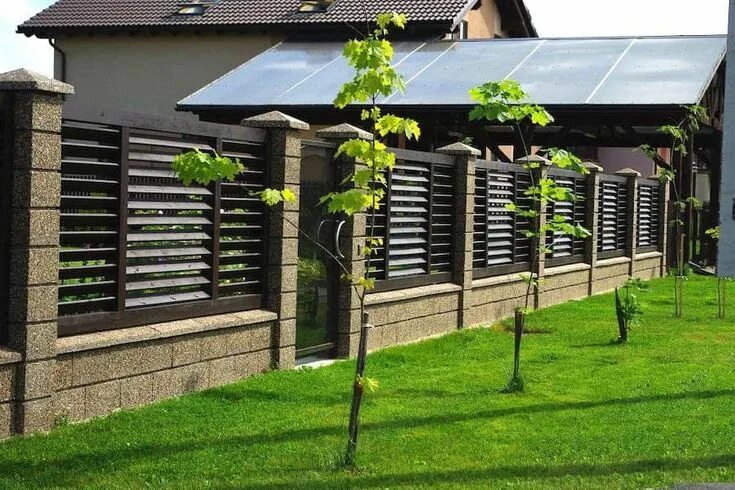 Каталог заборов фото Красивый комбинированный забор из дерева и камня Backyard fences, Fence gate des