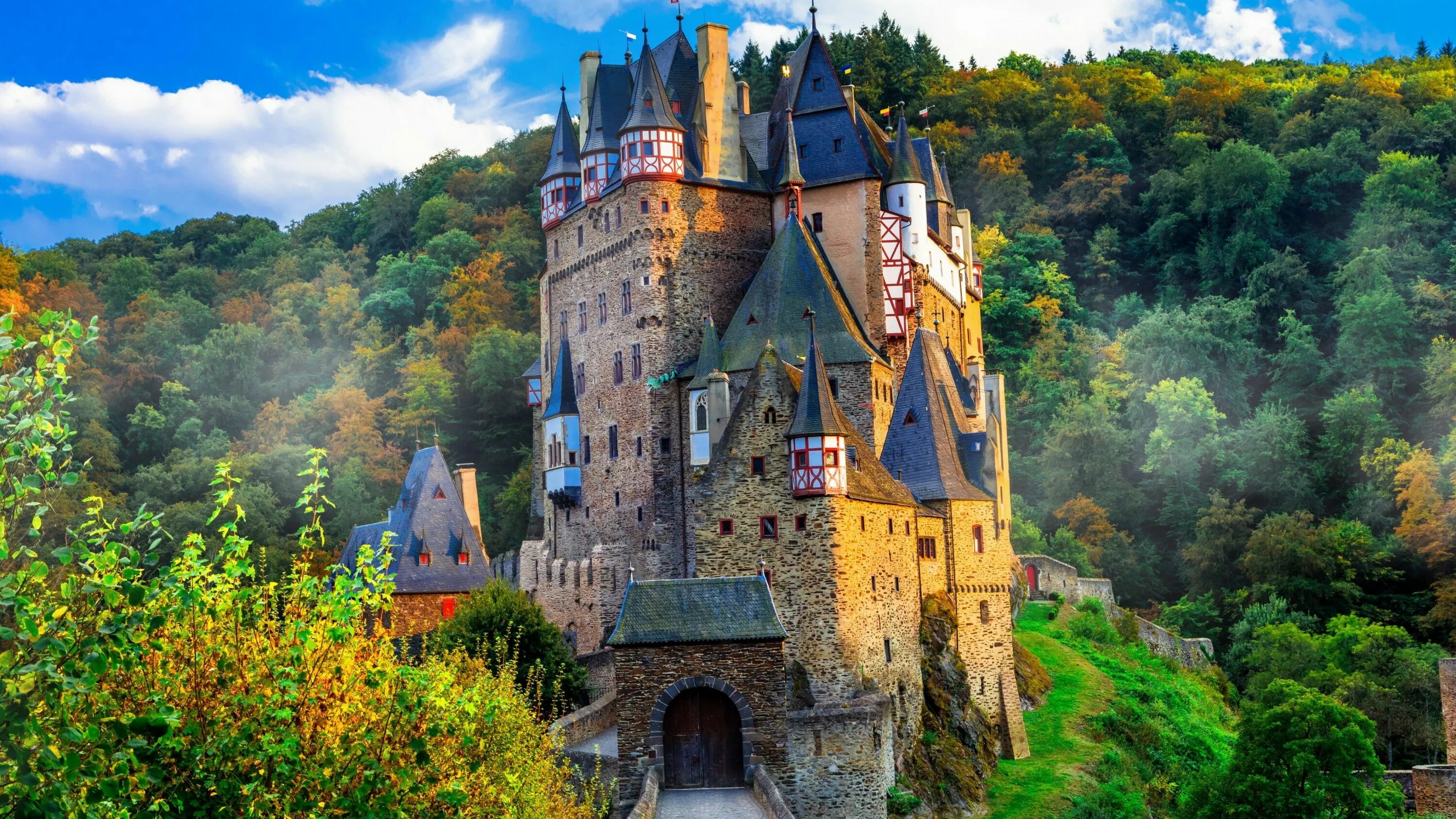 Каталог замков фото #landscape #europe #germany #wierschem eltz castle burg eltz #tourism #mountain 