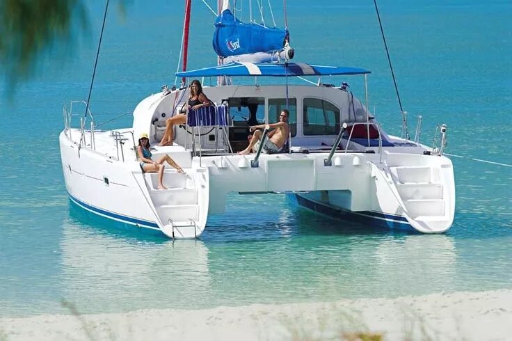 Катамаран морской фото All You Need to Know About Bareboat Sailing the Whitsundays Sailing catamaran, B