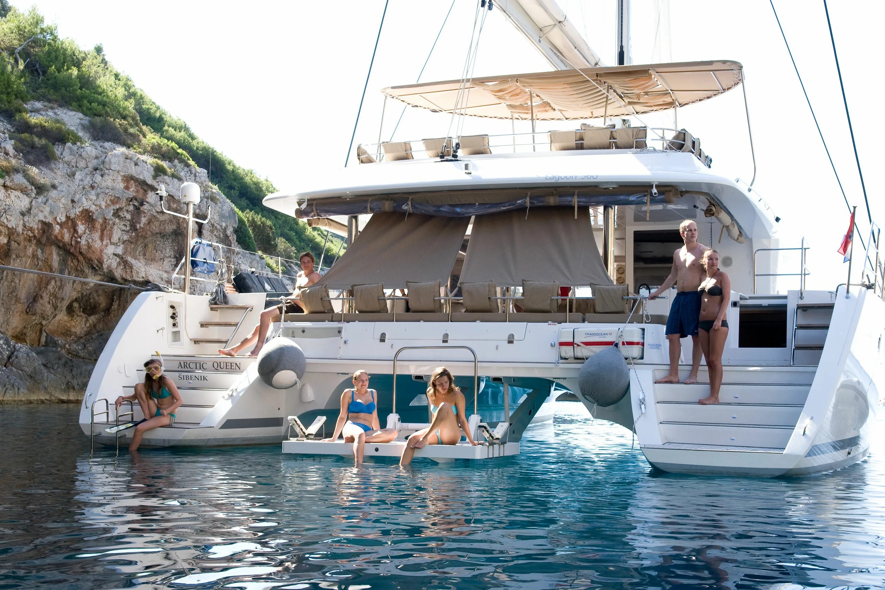 Катамараны для отдыха на воде фото Bespoke chartered yachting holidays for you, your family & friends. Katamaran se