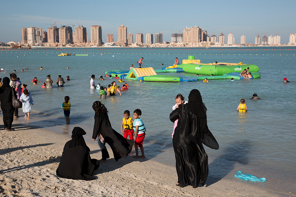 Катар море фото Photo credits: Martin Parr. What I love about this piece was the contradictory o