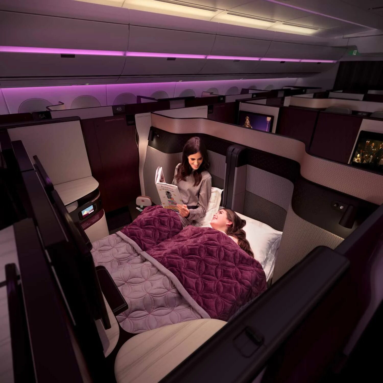 Катарские авиалинии фото самолетов Qsuite-DoubleBedMumChild - Qatar Airways