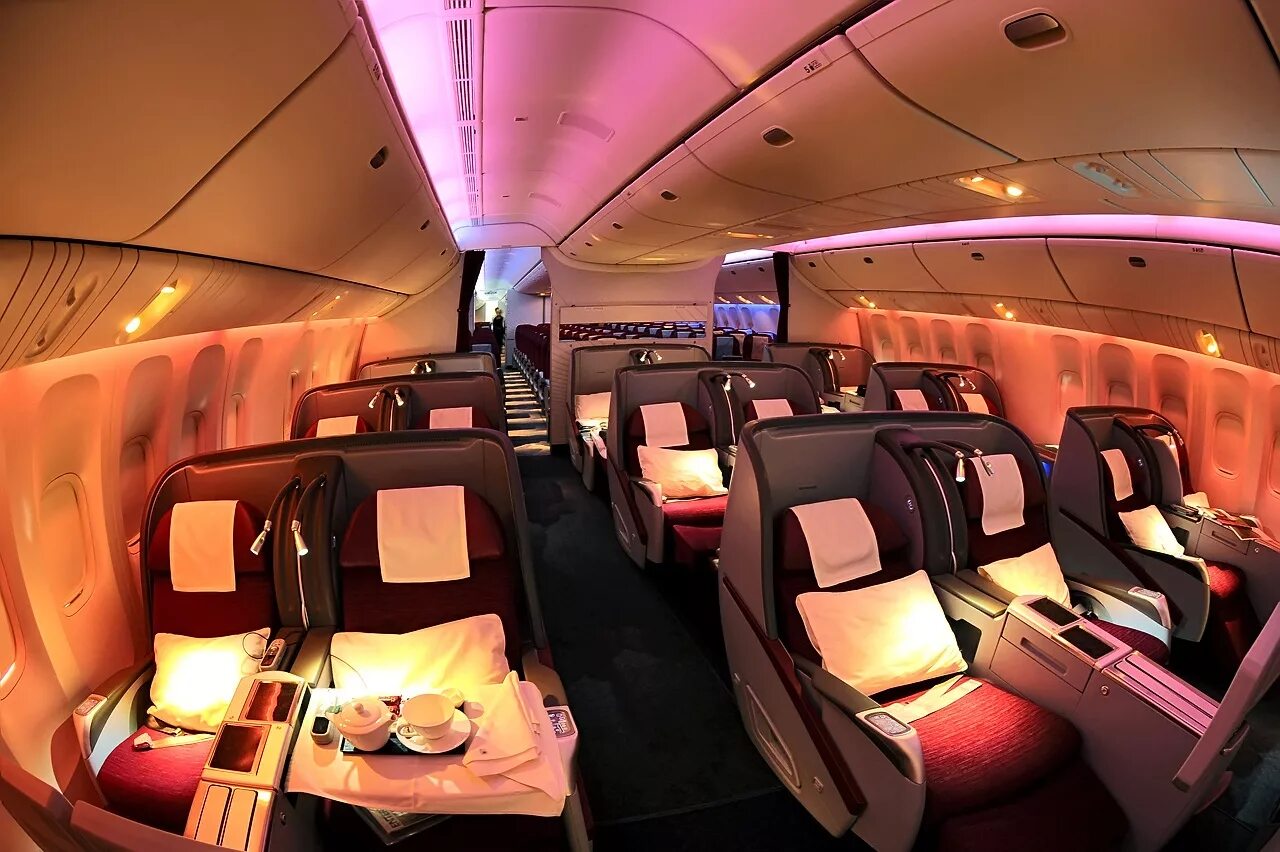 Катарские авиалинии самолеты внутри фото File:Qatar Airways Boeing 777-200LR Business Class cabin Beltyukov.jpg - Wikiped