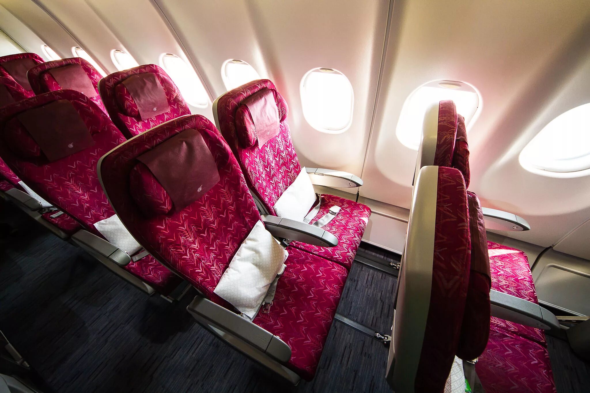 Катарские авиалинии самолеты внутри фото 235 miles on an A340-600 - Qatar Airways Economy Class Flight Review : AirlineRe