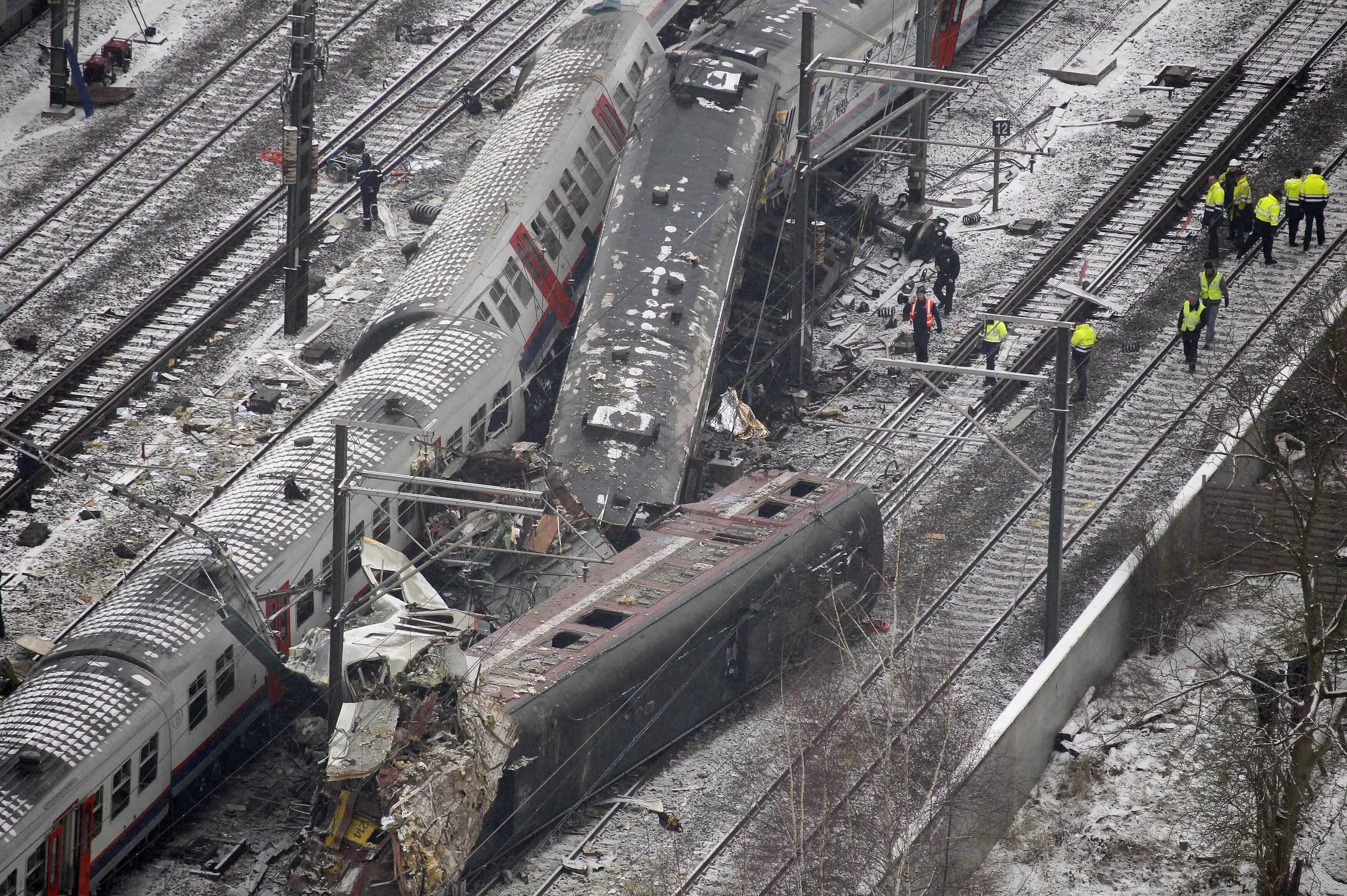 Катастрофы поездов фото NMBS/SNCB and Infrabel named as suspects in 2010 crash The Bulletin