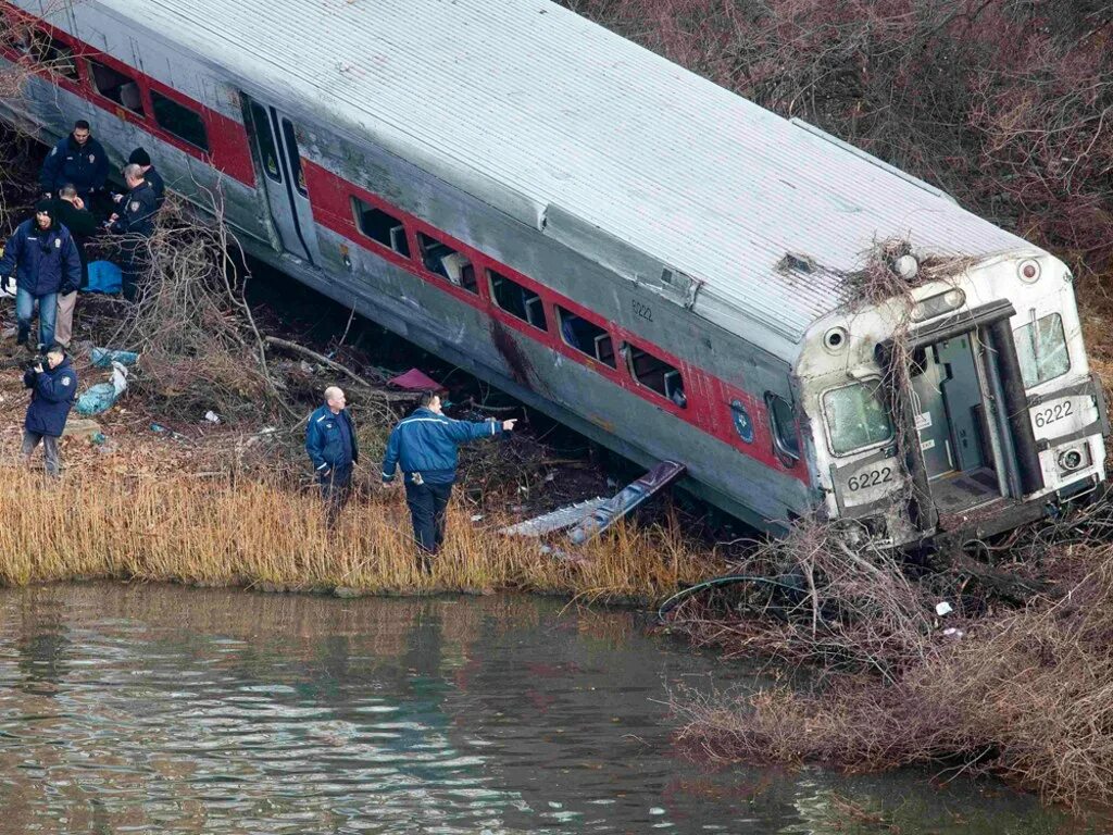 Катастрофы поездов фото Metro-North train derails in the Bronx