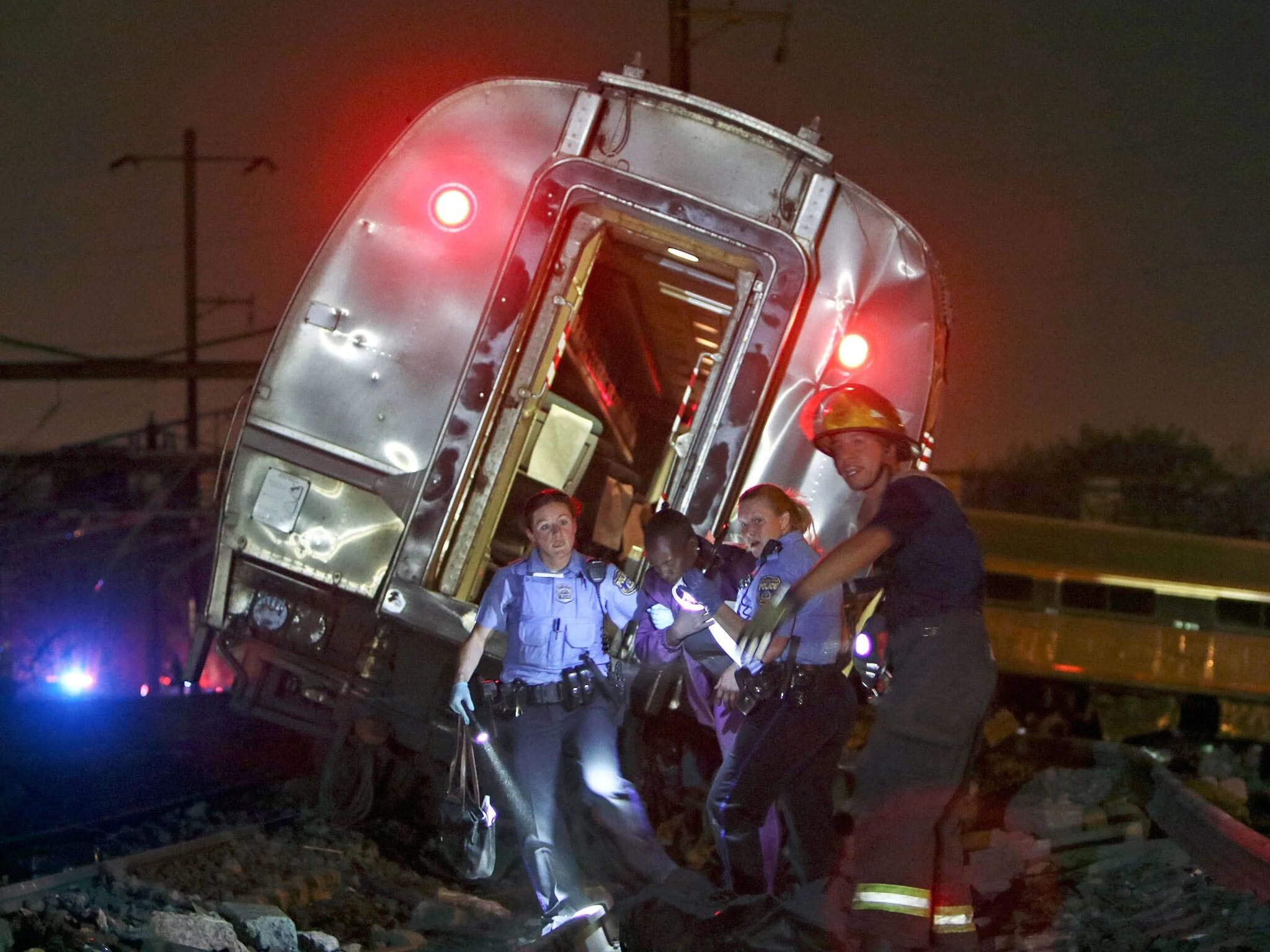 Катастрофы поездов фото Dramatic images show the destruction after deadly Amtrak Philadelphia train cras