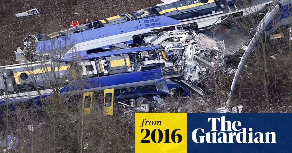 Катастрофы поездов фото German rail dispatcher 'playing mobile phone game' before train crash Germany Th