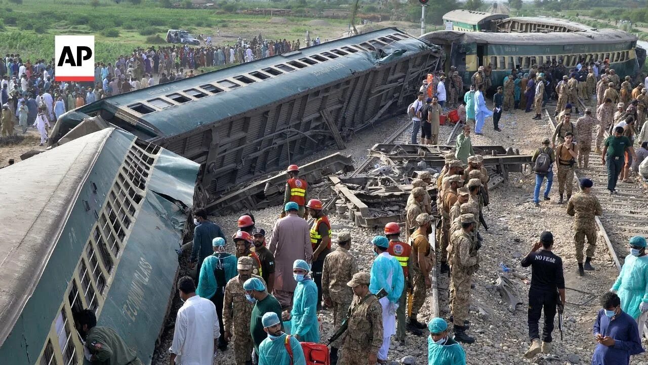 Катастрофы поездов фото Dozens killed in Pakistan train derailment - YouTube