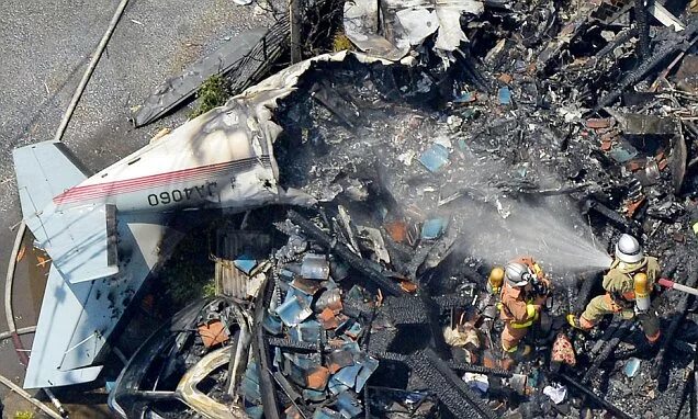 Катастрофы самолетов фото Three killed after plane crashes into quiet Tokyo neighbourhood