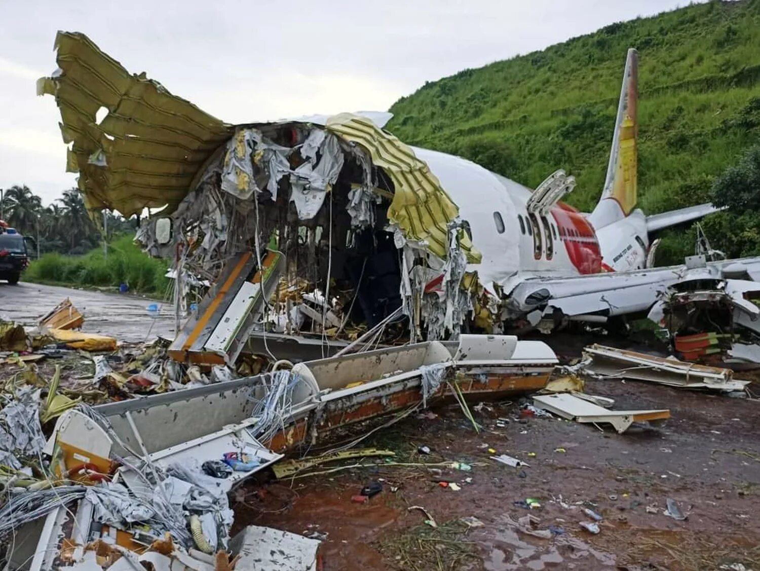 Катастрофы самолетов фото Crash of a Boeing 737-8HG in Kozhikode: 21 killed Bureau of Aircraft Accidents A