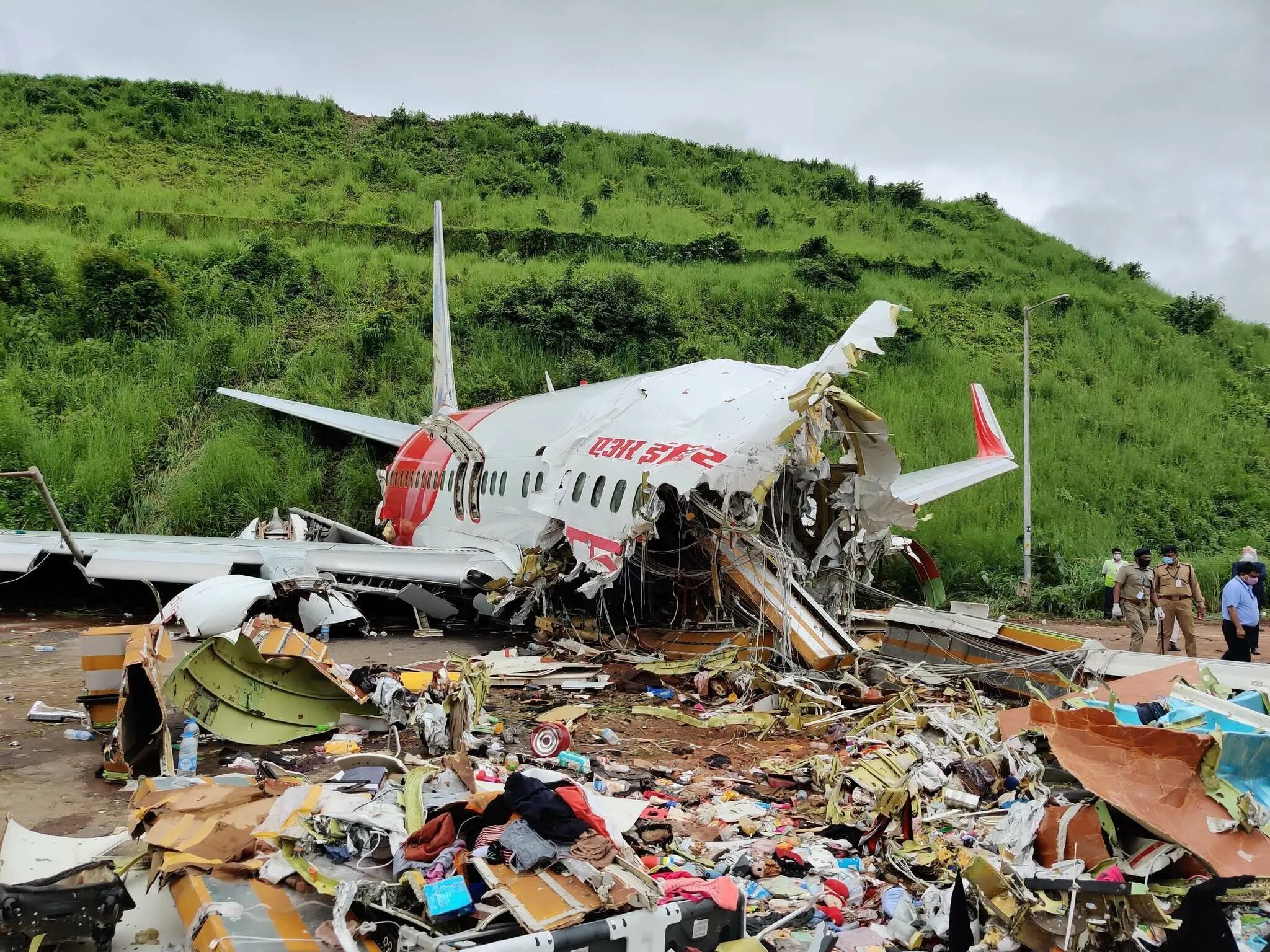 Катастрофы самолетов фото Air India plane mishap: Death toll rise to 18, several hospitalised; Hardeep Sin