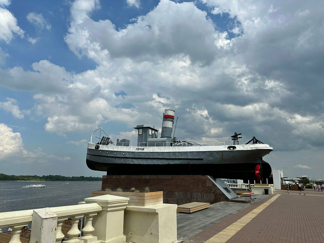 Катер нижне волжская наб 1 2 фото Фото: Катер Герой, памятник технике, Нижний Новгород, Нижне-Волжская набережная 