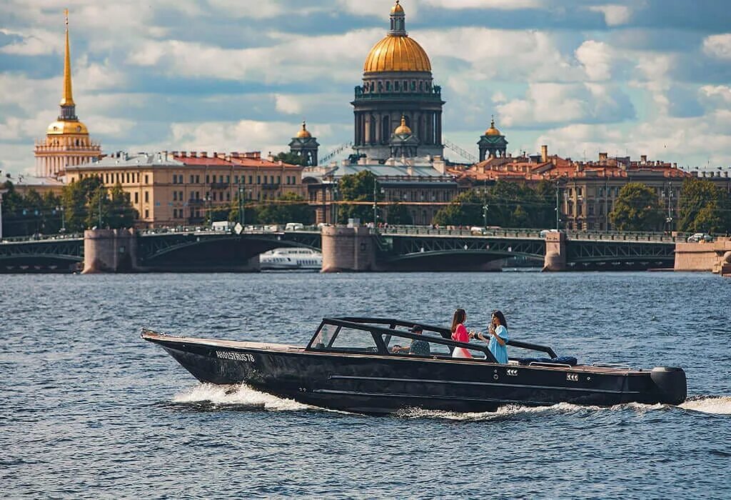 Катер питер фото Катер Blueberry в СПб в аренду, цены на аренду катера Блуберри от 15000 рублей