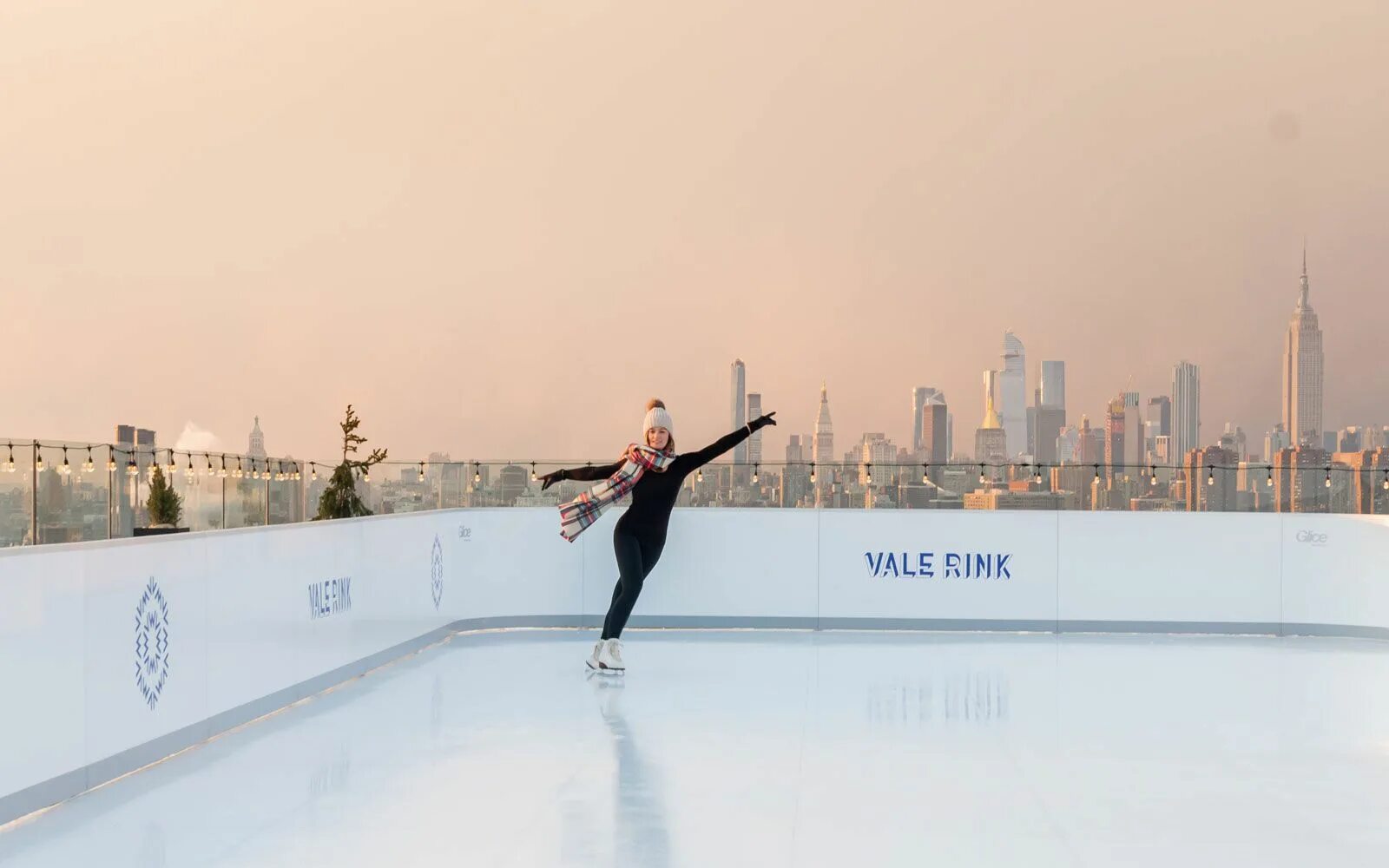 Катка катька фото мосты Go Ice Skating on a Rooftop Rink in Brooklyn for Magical Views of the Manhattan 