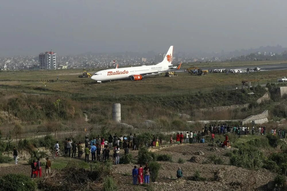 Катманду аэропорт фото Incidente aereo Nepal Paura al decollo, aereo fuori pista a Kathmandu: la pronte