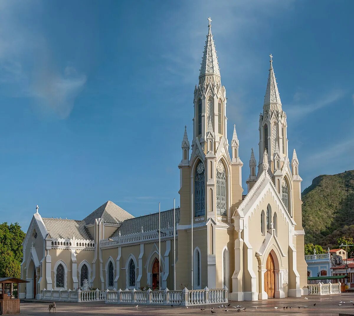 Католическая церковь фото File:Basilica of Our Lady of the Valley.jpg - Wikipedia