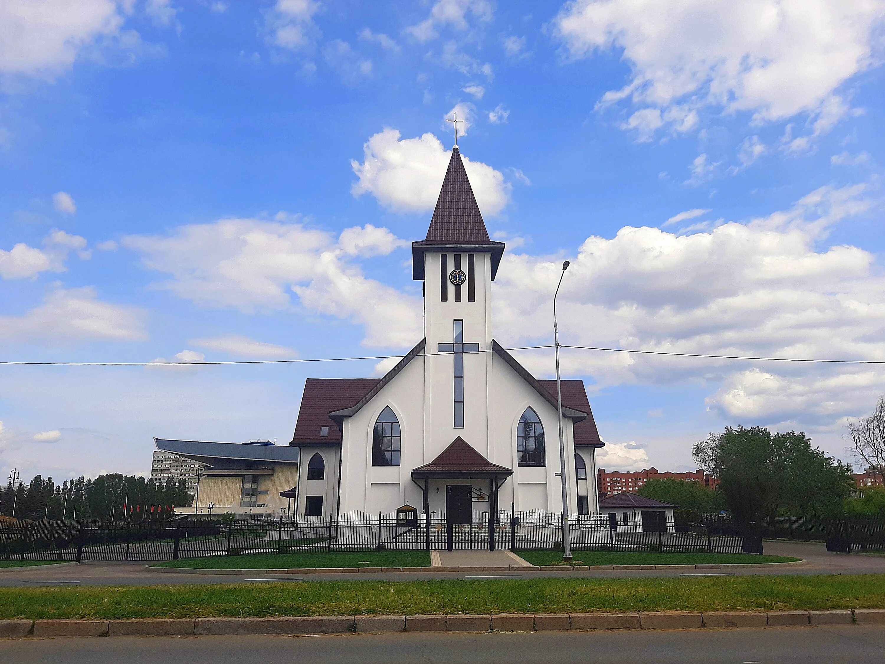 Католическая церковь кирпичная ул 4 орел фото Photo: Prikhod Materi Bozhyey Fatimskoy Rimsko-Katolicheskoy Tserkvi v g. Tolyat