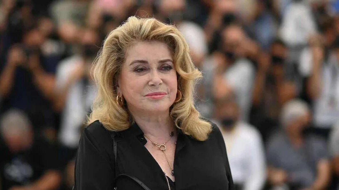 Катрин денев сегодня фото Cannes 2021: il ritorno di Catherine Deneuve a un anno e mezzo dalla malattia Va