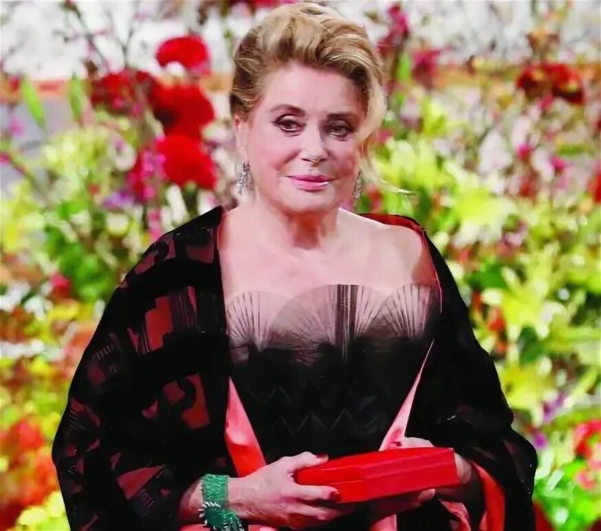 Катрин денев сегодня фото MACAU DAILY TIMES 澳 門 每 日 時 報 Japan French film star Catherine Deneuve receives 