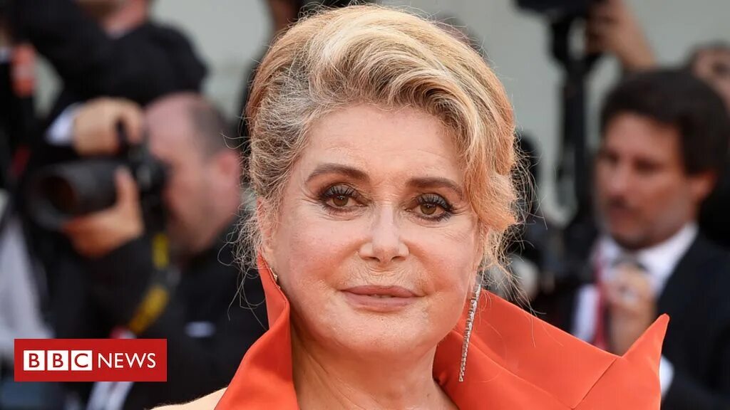 Катрин денев сегодня фото Actress Catherine Deneuve suffers mild stroke - BBC News