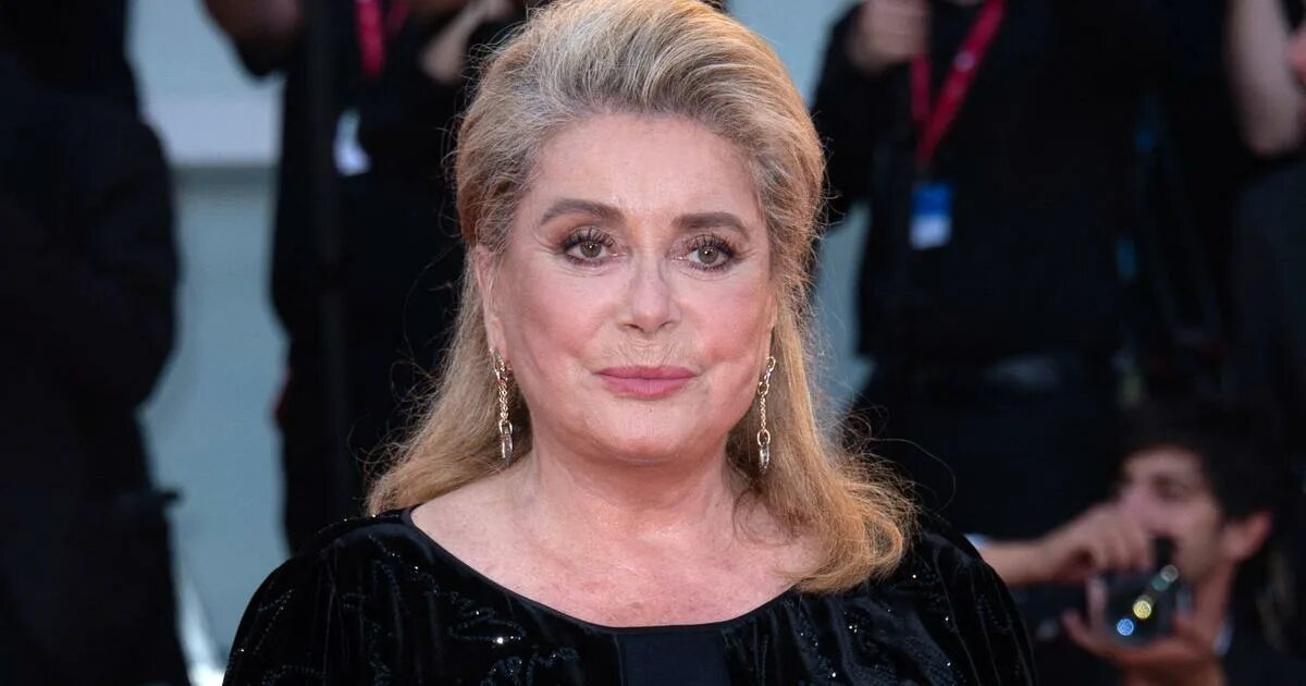 Катрин денев сегодня фото Catherine Deneuve a été victime d’un "accident vasculaire très limité"