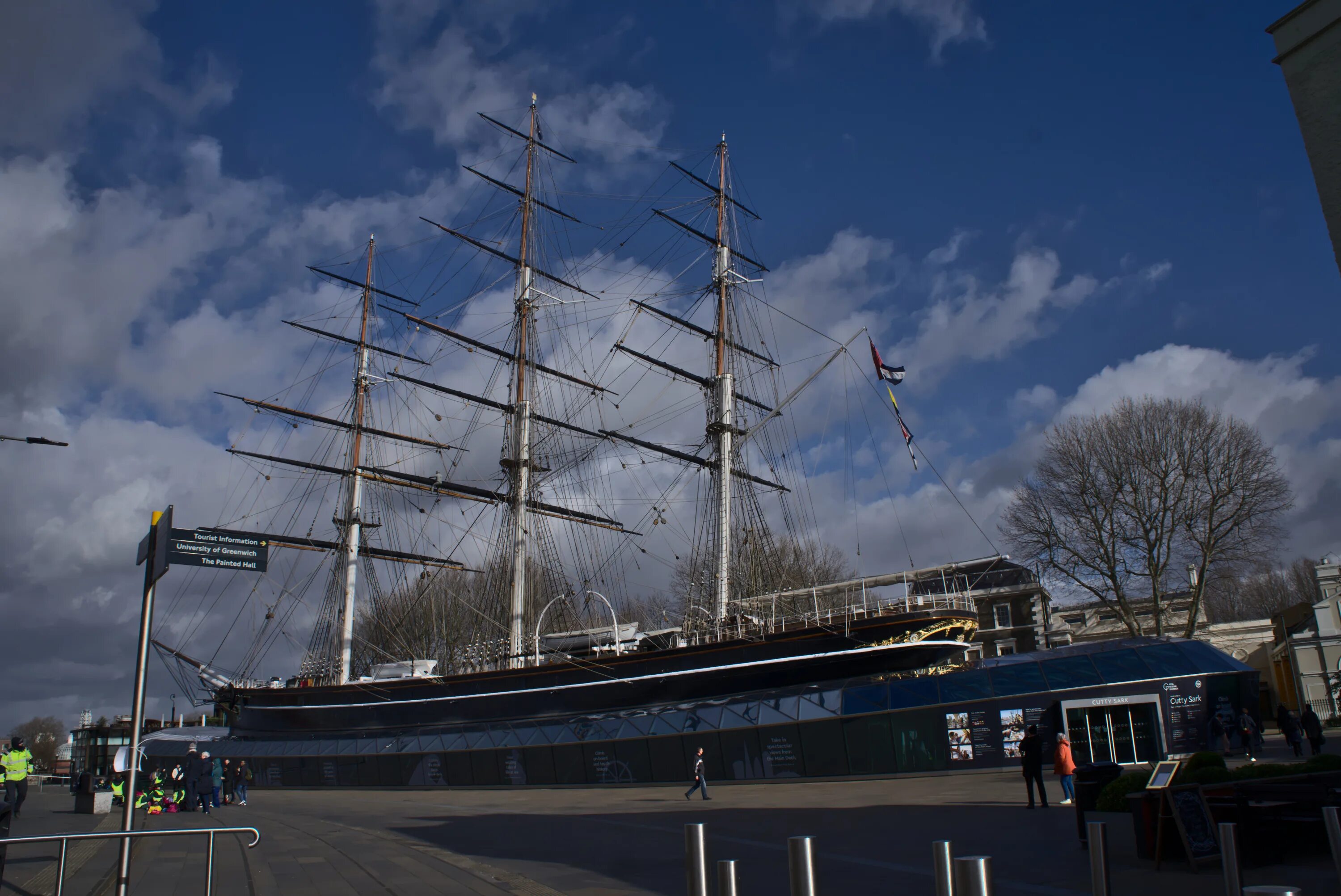 Катти сарк пролетарская площадь 2 фото File:Cutty Sark, seen from the public plaza.jpg - Wikimedia Commons