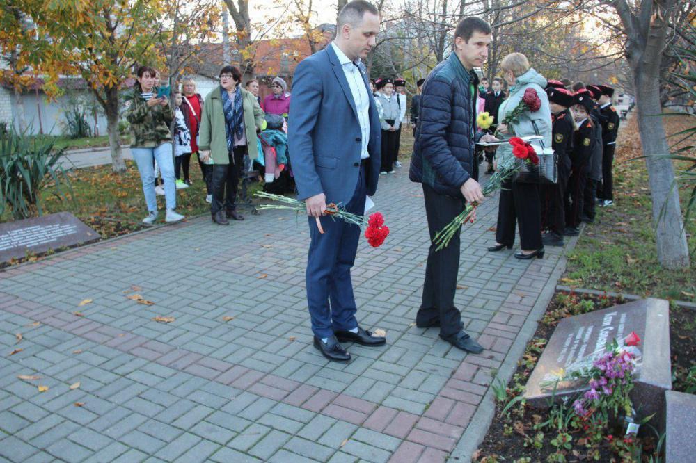 Катя соловьянова анапа подвиг фото В Анапе возложили цветы в память о годовщине со дня убийства партизанки Кати Сол