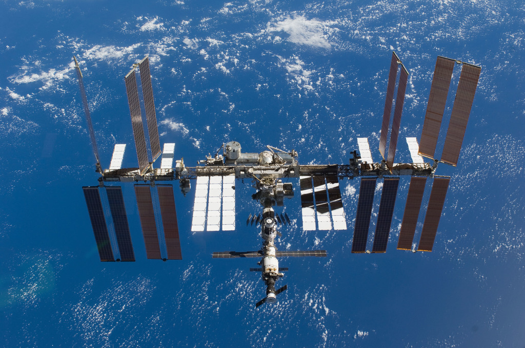 Кб мкс тула фото S129E011560 - STS-129 - Overall view of the ISS taken as Atlantis departs at the