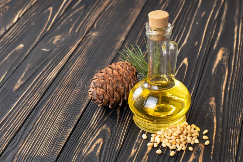 Кедровое масло фото Cedar oil in glass bottle стоковое фото. изображение насчитывающей сибиряк - 160