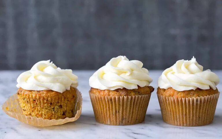 Кекс с кремом фото Carrot Cake Cupcakes Recipe Recipe Carrot cake cupcakes, Cupcake recipes, Savour