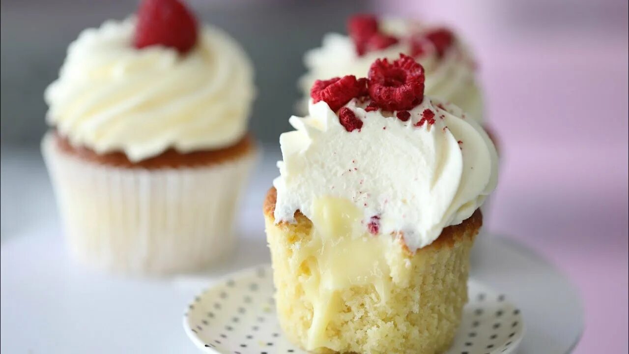 Кекс с кремом фото Vanilla Cupcakes With Raspberries And Coconut - RECIPE - YouTube