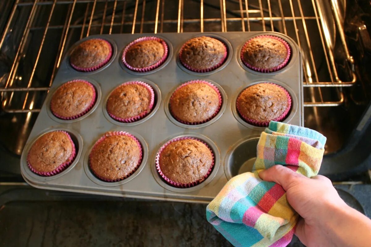 Кексики в духовке фото gripping_cupcake_pan Chica and Jo