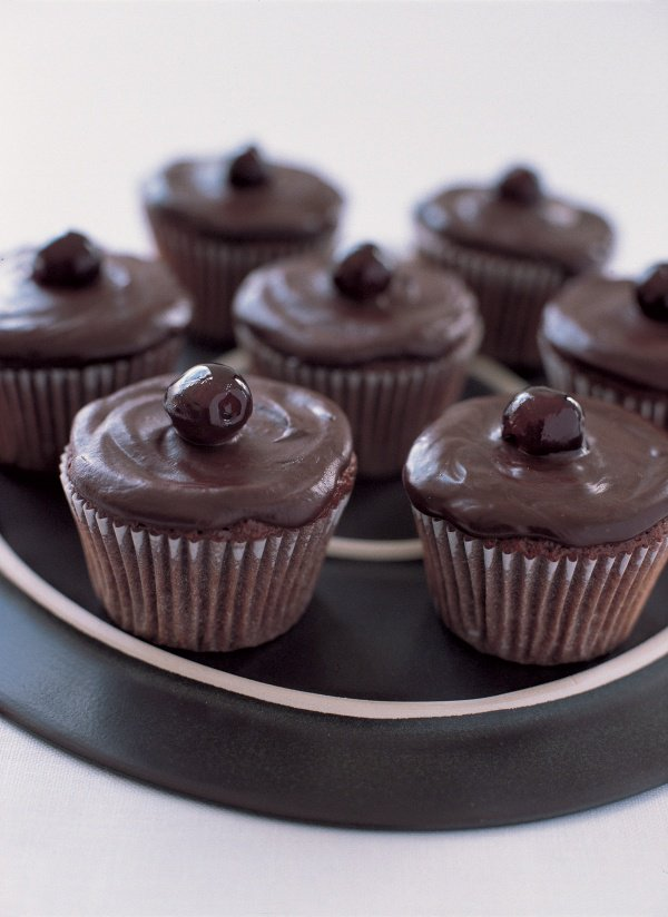 Кексы в шоколаде фото Chocolate Cherry Cupcakes Recipe Chocolate cherry cupcakes, Cherry cupcakes reci