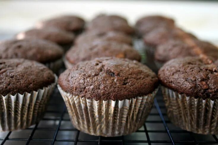 Кексы в шоколаде фото Chocolate Zucchini Cupcakes No Meat Athlete in 2020 Chocolate zucchini cupcakes,