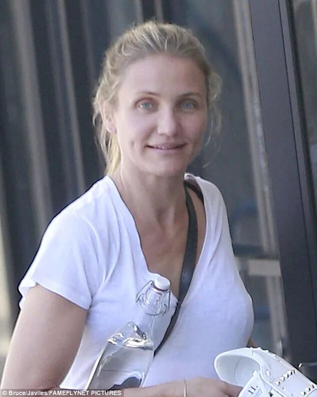 Кэмерон диаз без макияжа фото Cameron Diaz lets her natural beauty shine through while running errands in Stud