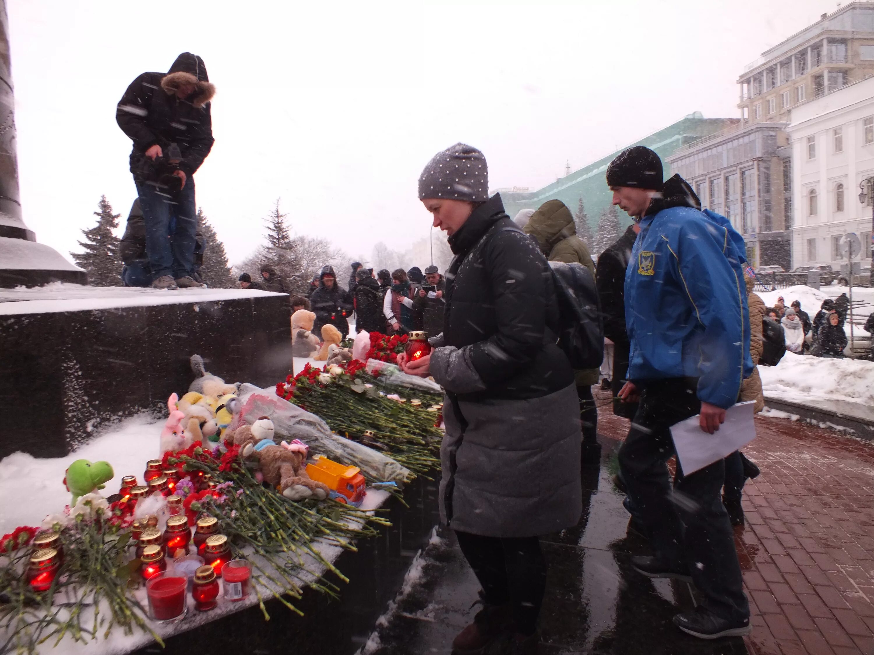 Кемерово погибло фото Сотни нижегородцев почтили память погибших в Кемерове