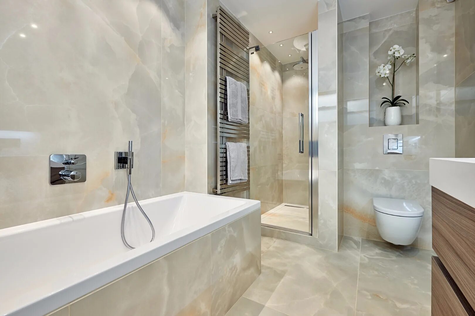 Керамогранит в интерьере ванной комнаты Onyx Royal Cloud светло-серый полированный 60x120 Ceradim 60x120 Ceradim - керам