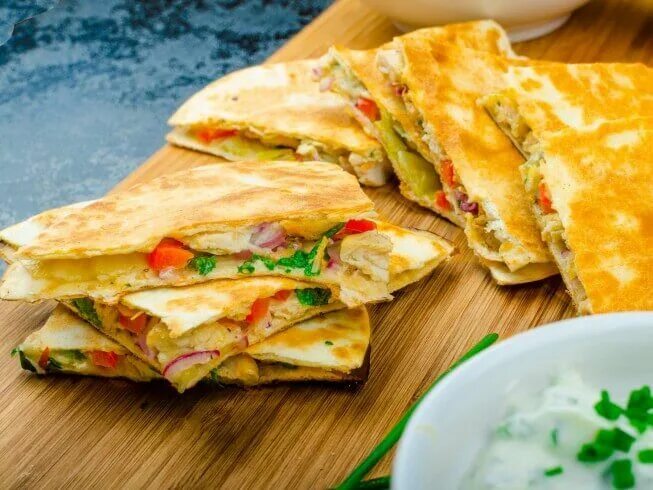 Кесадилья на сковороде рецепт с фото Copycat Applebee's Chicken Quesadilla Grande - Who doesn't love a good, cheesy q