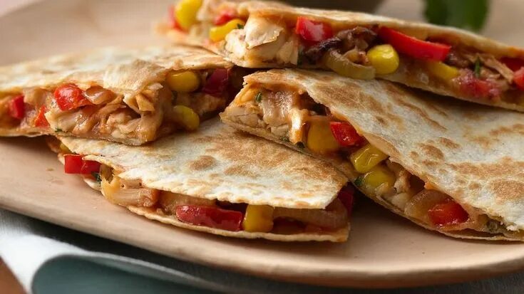 Кесадилья на сковороде рецепт с фото Quesadillas con Pollo y Chipotle Recipe Mexican food recipes easy, Quesadilla, M