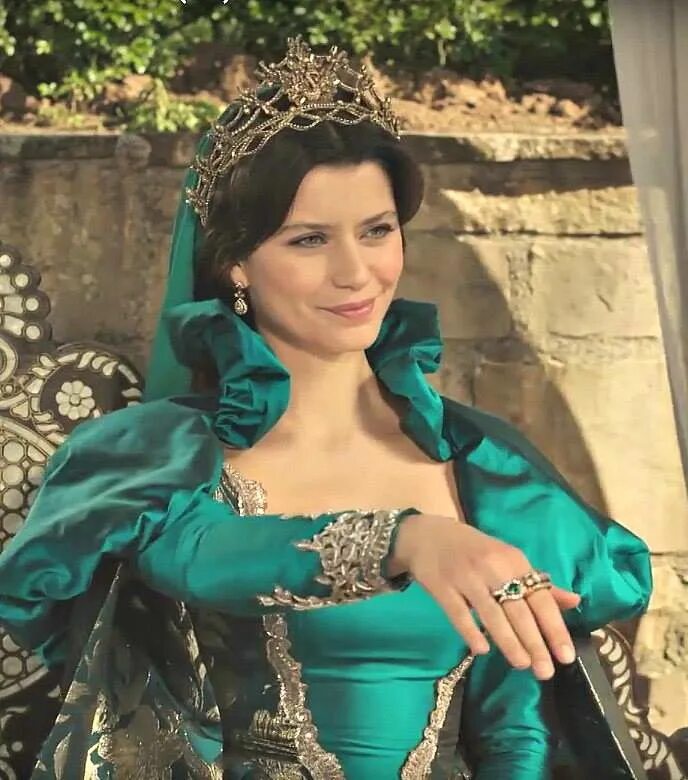 Кесем актеры и роли фото BEREN SAAT-Kosem Beautiful costumes, Beauty girl, Queen wedding dress