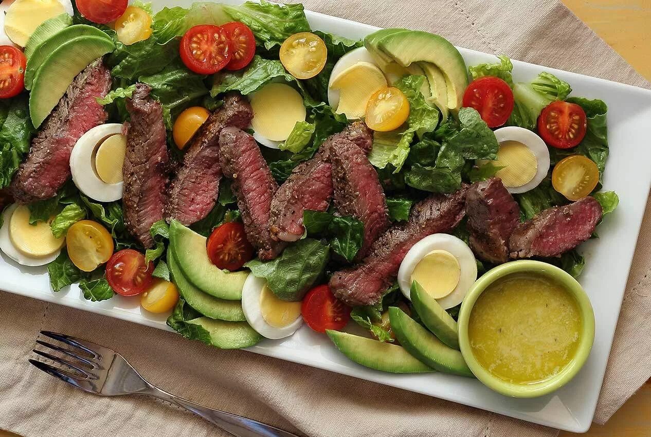 Кето блюда фото Paleo Steak Salad w/Creamy Garlic Vinagrette Paleo Newbie Paleo recipes dinner, 