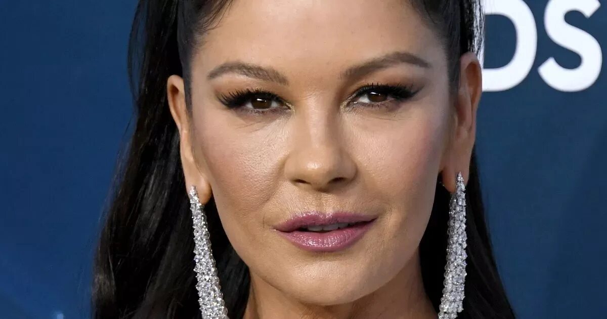 Кэтрин зета джонс фото сейчас Catherine Zeta Jones stuns fans with fresh-faced new look at SAG Awards - Mirror