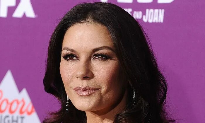 Кэтрин зета джонс фото сейчас Catherine Zeta-Jones shares sultry modelling photo - and so many fans comment on