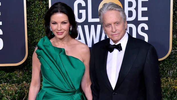 Кэтрин зета джонс фото сейчас Catherine Zeta-Jones & Micheal Douglas Kiss In New Photos - Hollywood Life